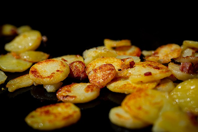 Smażone ziemniaki z patelni